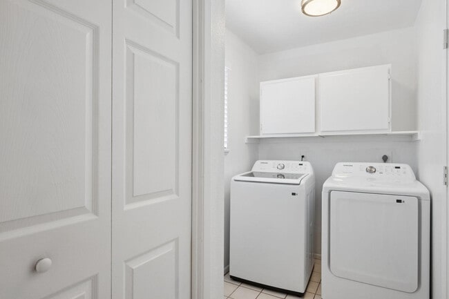 Building Photo - 2423 E Maryland Dr