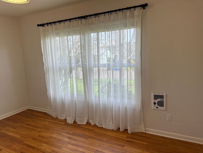 Building Photo - Beautifully updated duplex in South Eugene!