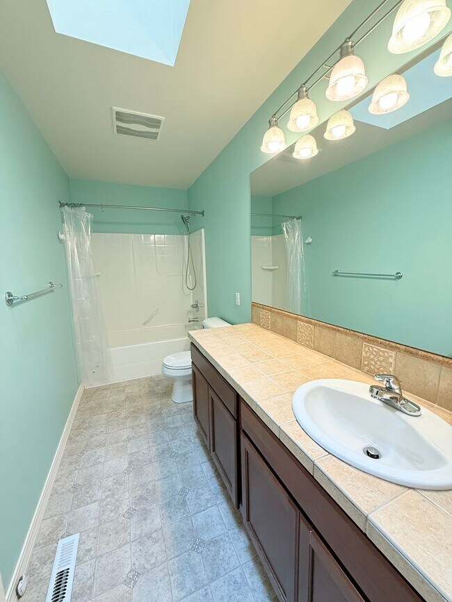 Building Photo - Spacious 5 Bedroom Home with A/C, Den, Waterfall in Prime Kenmore Cul-de-Sac