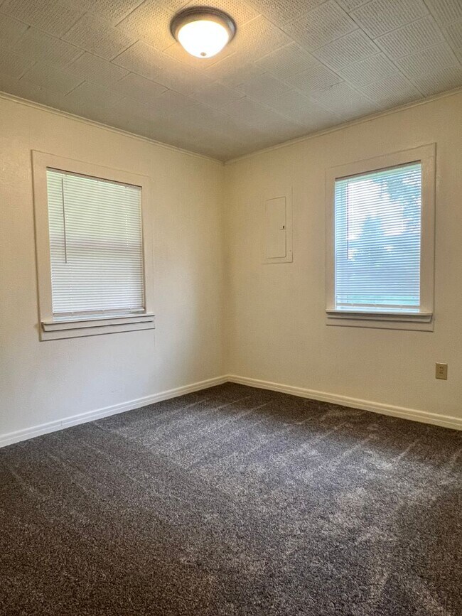 Building Photo - 1321 Tamarack St