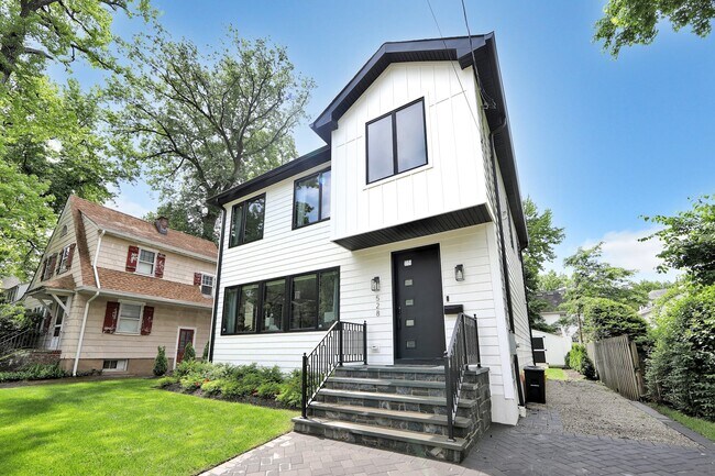 Building Photo - 528 Sagamore Ave