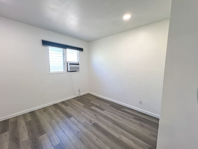 Building Photo - 2 Bedroom Unit, 1.5 baths with one assigne...