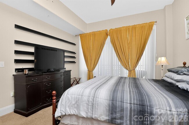 Building Photo - 4620 Piedmont Row Dr