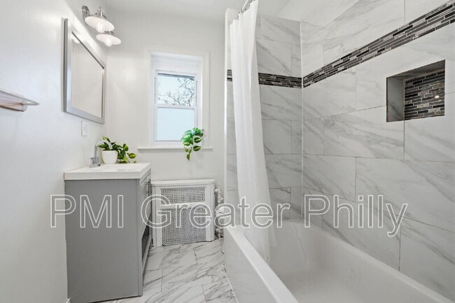 Building Photo - 1916 S Salford St