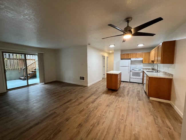 Building Photo - 17260 SW Heritage Ct