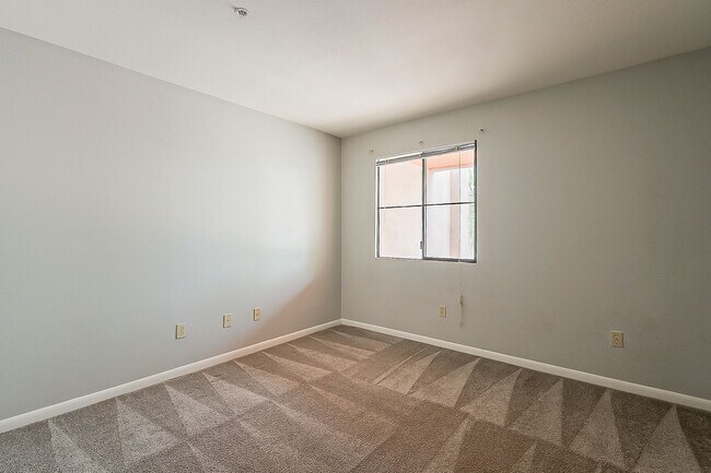 Building Photo - Walking Distance to ASU!
