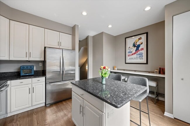 Building Photo - 1214 W School St