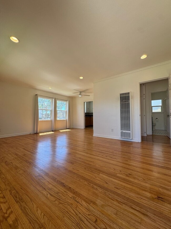 Building Photo - Modern 2-Bedroom Apartment in Prime West LA Location