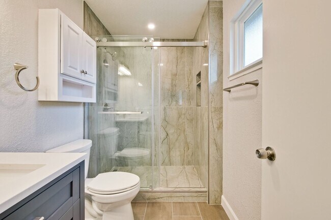 Building Photo - Warm and Inviting 3 bedroom, 2 Bath Home