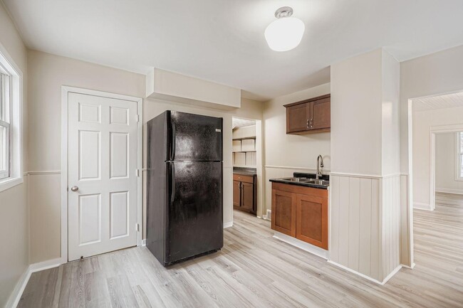 Building Photo - 84 Isabel St W