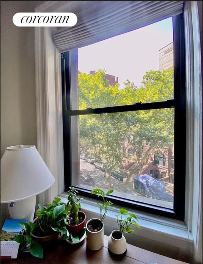 Building Photo - 349 W 84th St