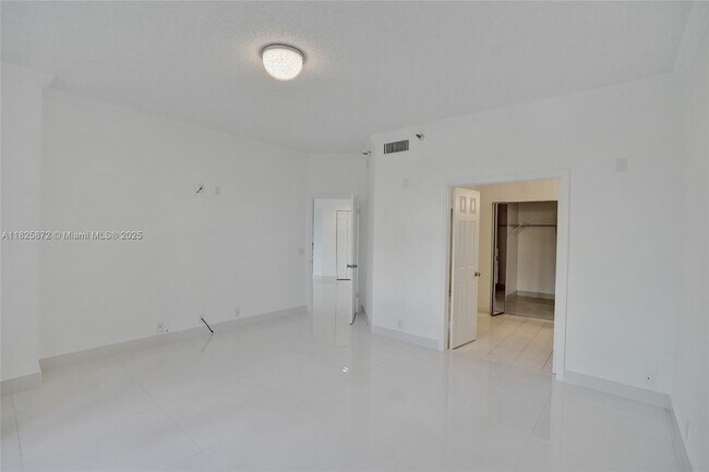 Building Photo - 3500 Mystic Pointe Dr