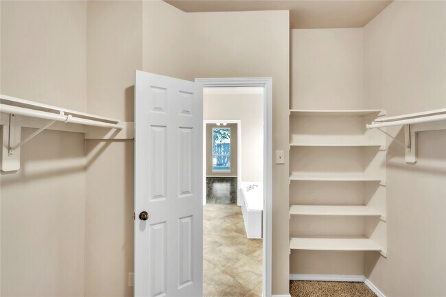 Building Photo - 2803 Lakecrest Way Dr