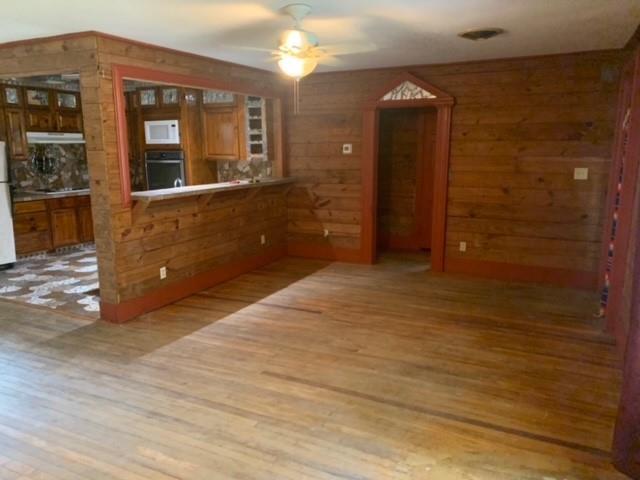 Building Photo - 1021 Oak Dr
