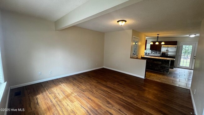 Building Photo - 112 Shamrock Dr