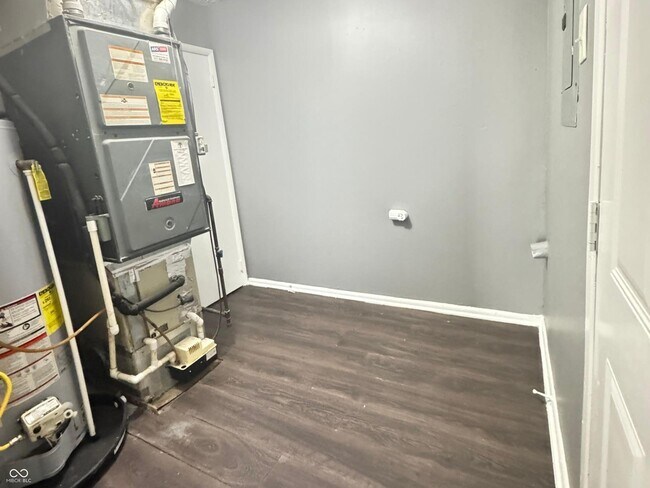 Building Photo - 4033 Biscayne Rd