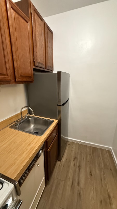 Building Photo - 221 E 76th St
