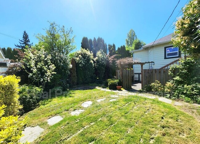 Building Photo - 2115 Oakes Ave