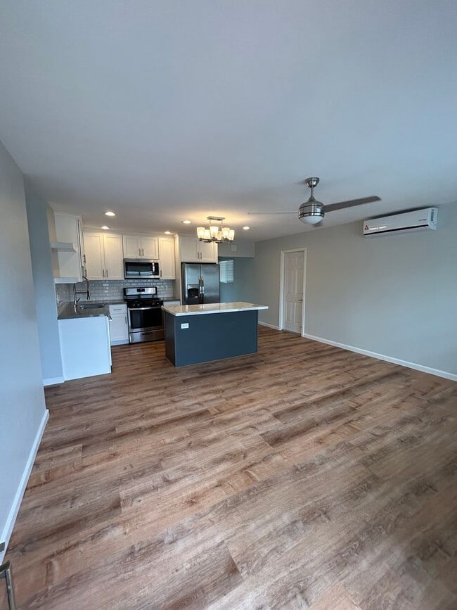 Building Photo - Beautiful 3 Bedroom/2 Bath Single Family H...