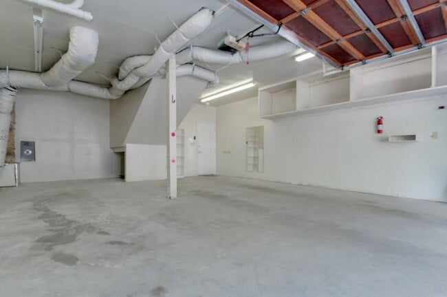 Building Photo - Mountain Living / Easy Commute Location