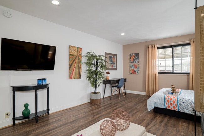 Building Photo - Kendev Studios