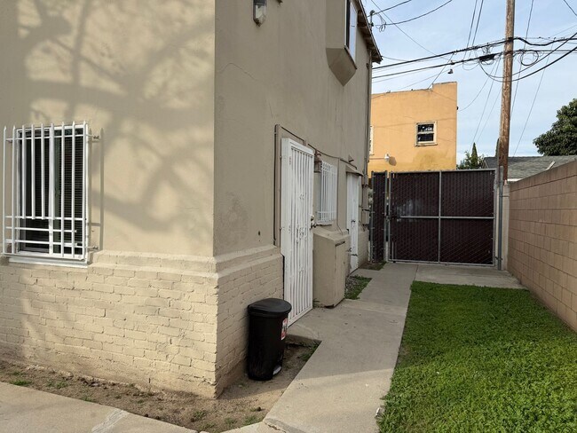 Building Photo - 339 E 19th St