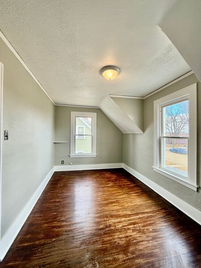 Building Photo - 845-847 2nd Ave NW