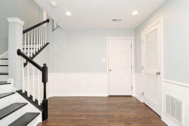 Building Photo - Spacious Pantops Townhome – Convenient, Pet-Friendly Living