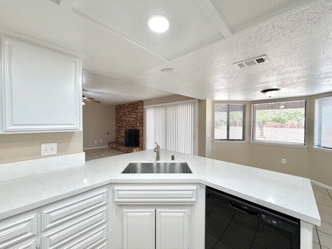 Building Photo - 7742 Oxford Ave