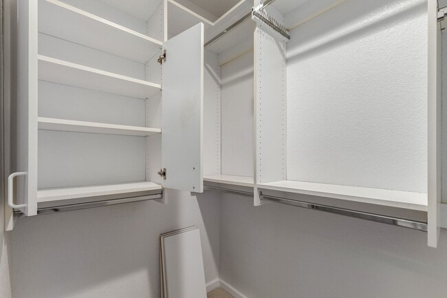 Building Photo - Long term rental in Oakwood with private pool