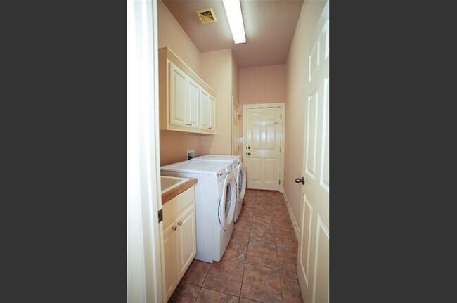 Building Photo - 11608 Spicewood Pkwy