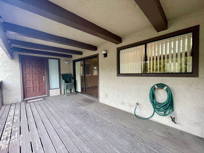 Building Photo - 3 bedroom 2 1/2 bath Townhome with Office ...