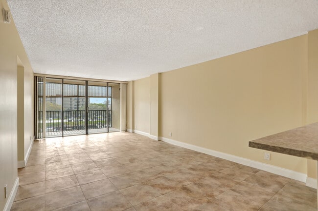 Building Photo - 3 Royal Palm Way