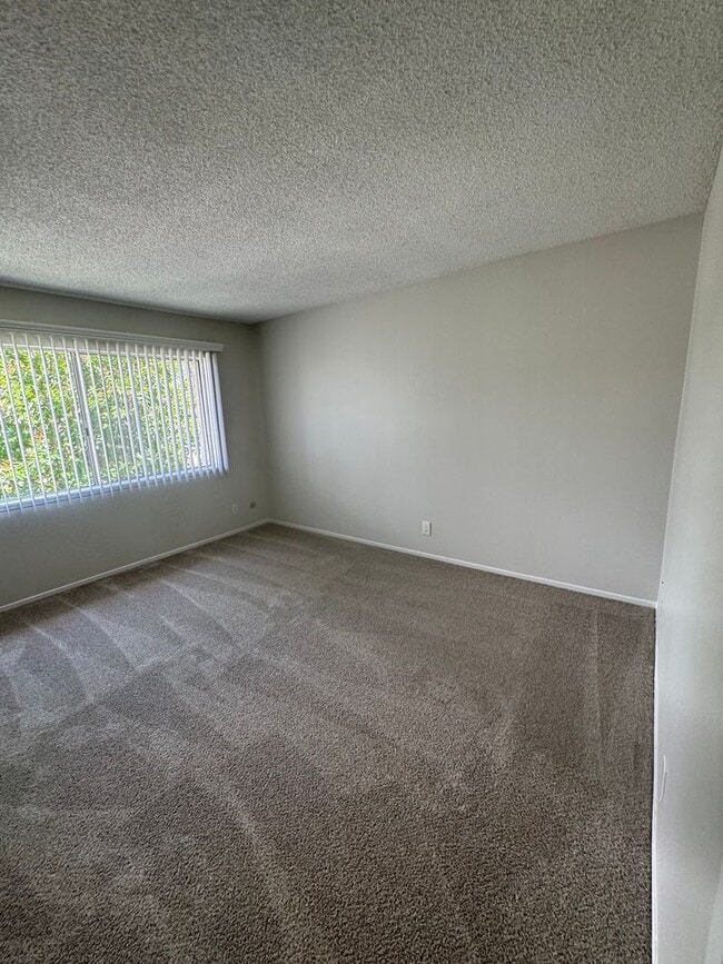 Building Photo - 3 Bed + 1.5 Bath Townhouse