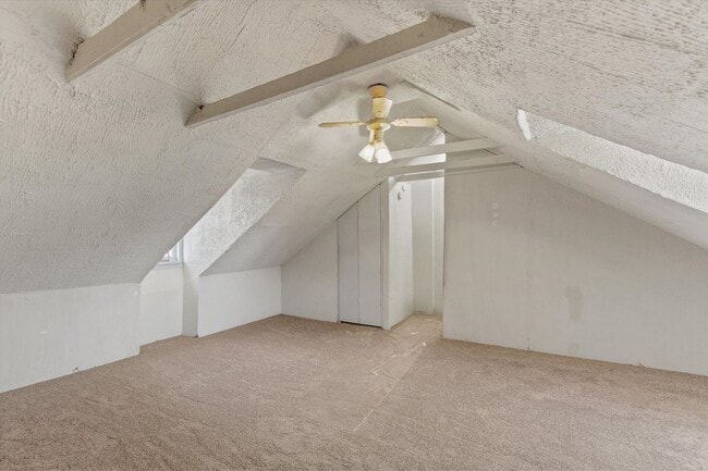 Building Photo - Bright 3 Bedroom, 1.5 Bath Home with Private Yard!