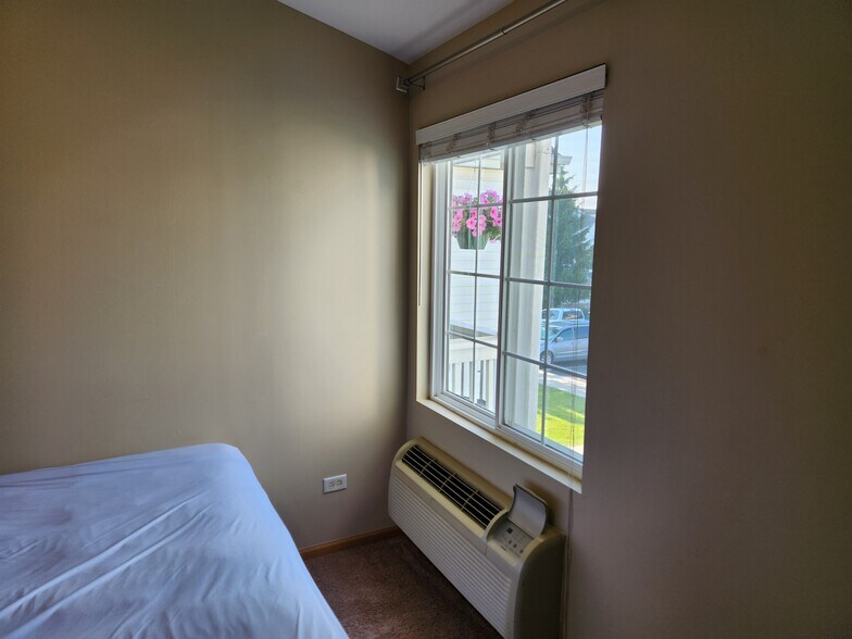 Building Photo - 1819 Silverstone Dr