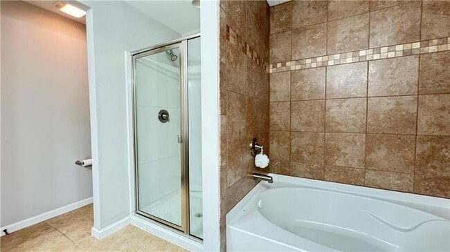 Building Photo - 2160 Greencrest Cir