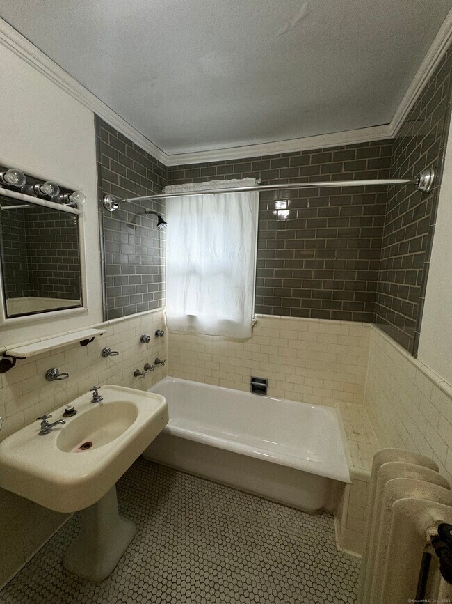 Building Photo - 809 Whitney Ave