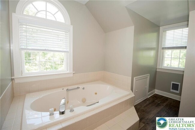 Building Photo - 1528 Wethersfield Dr