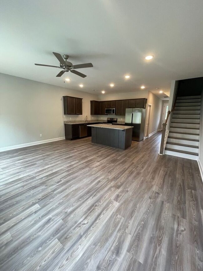 Building Photo - 3 Bedrooms, 2.5 Baths 2-story townhome
