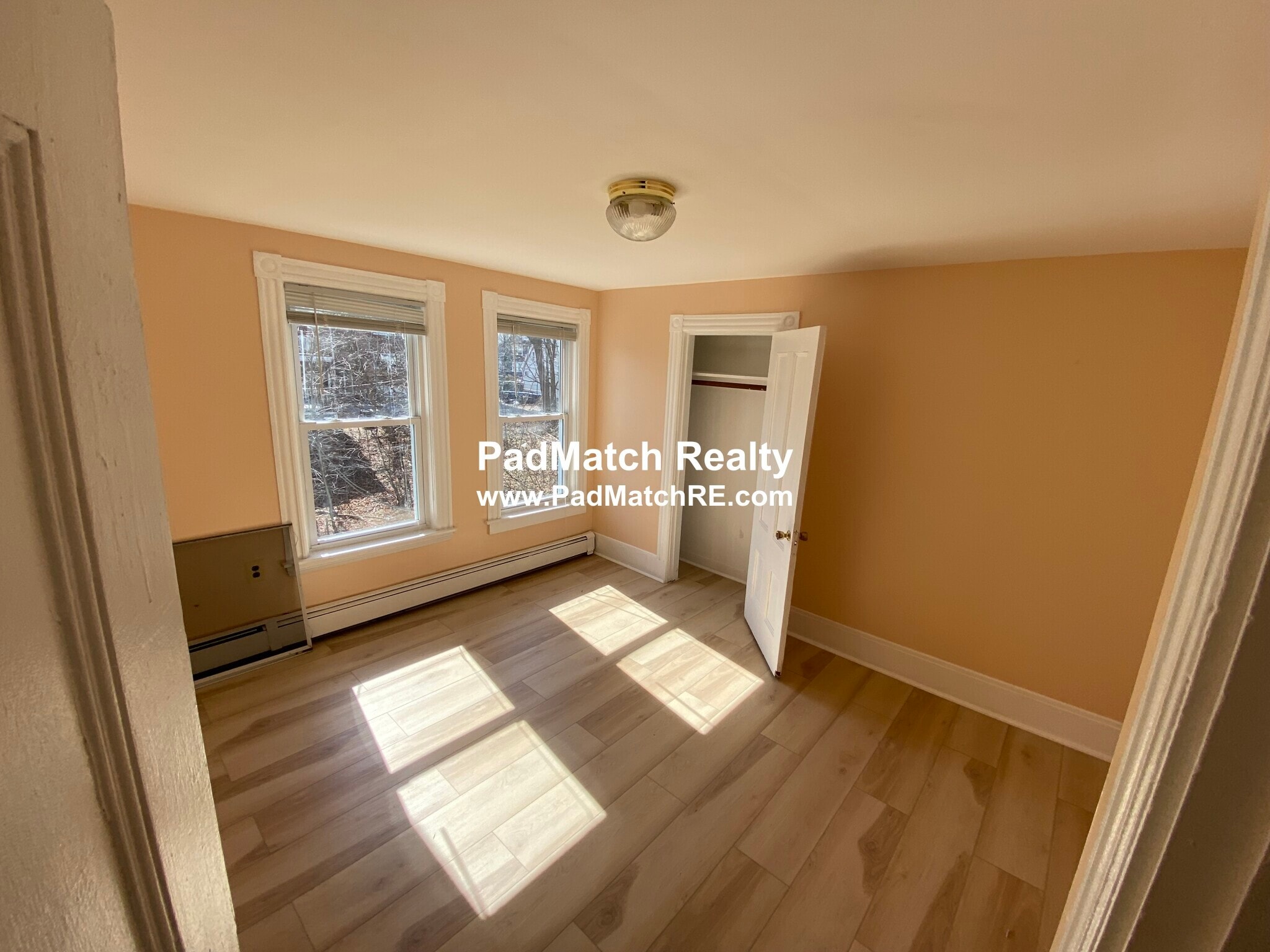 Building Photo - 1073 River St