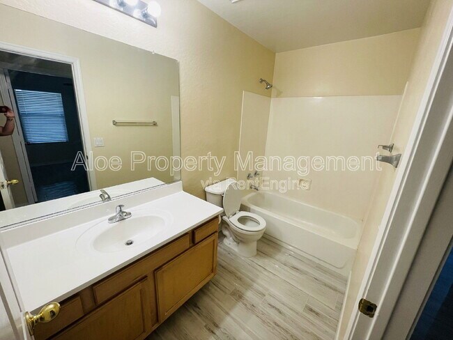 Building Photo - 43724 Elm Dr