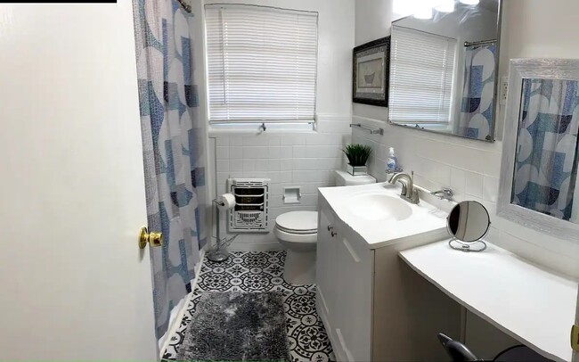 BATHROOM - 2510 W Woodlawn Ave