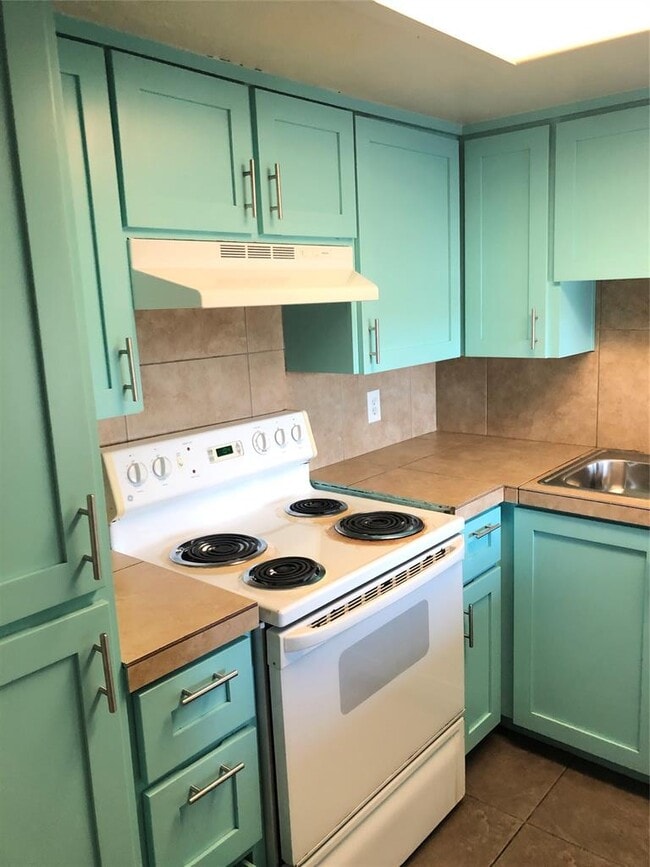 Building Photo - 7302 Duval St