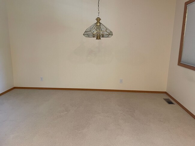 Building Photo - Cozy Home Feel, One Floor Living, Great Ba...