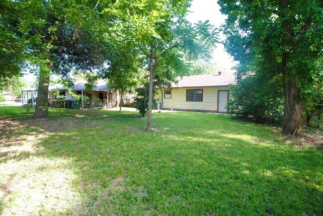 Building Photo - 3707 Daphne St