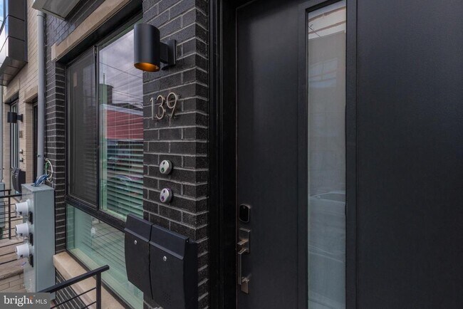 Building Photo - 137 W Huntingdon St