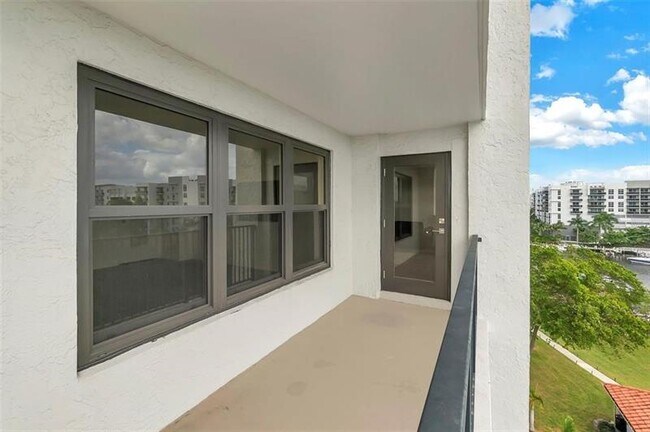 Building Photo - 3200 Port Royale Dr S