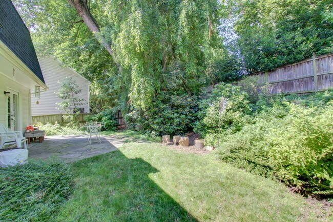 Building Photo - Cool Colonial in North Chevy Chase!
