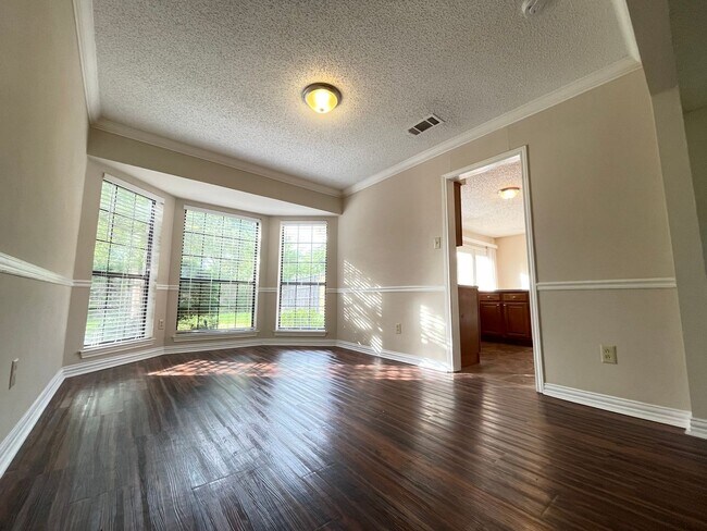 Building Photo - 4 Bed 2 Bath